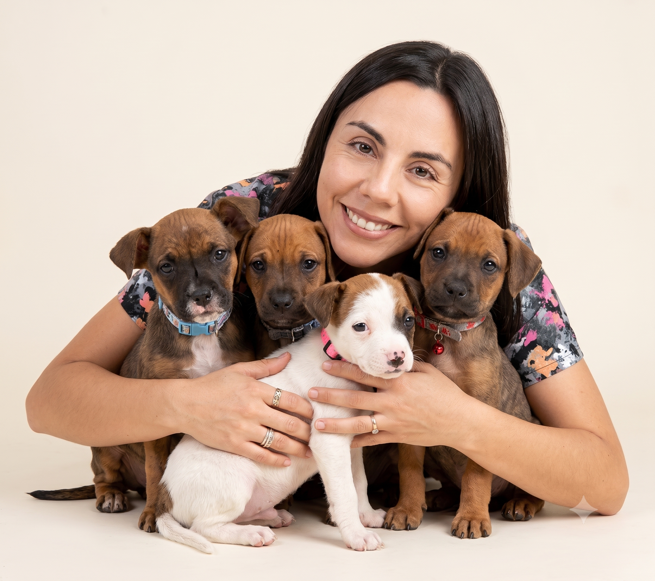 Nicol Millahueque junto a cachorros
